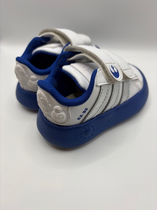 adidas Star Wars Collab R2 D2 White and Blue Kids Velcro Sneakers - Picture 3 of 8